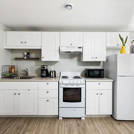 One Bedroom Apartment Moncton North ! Kültér fotó