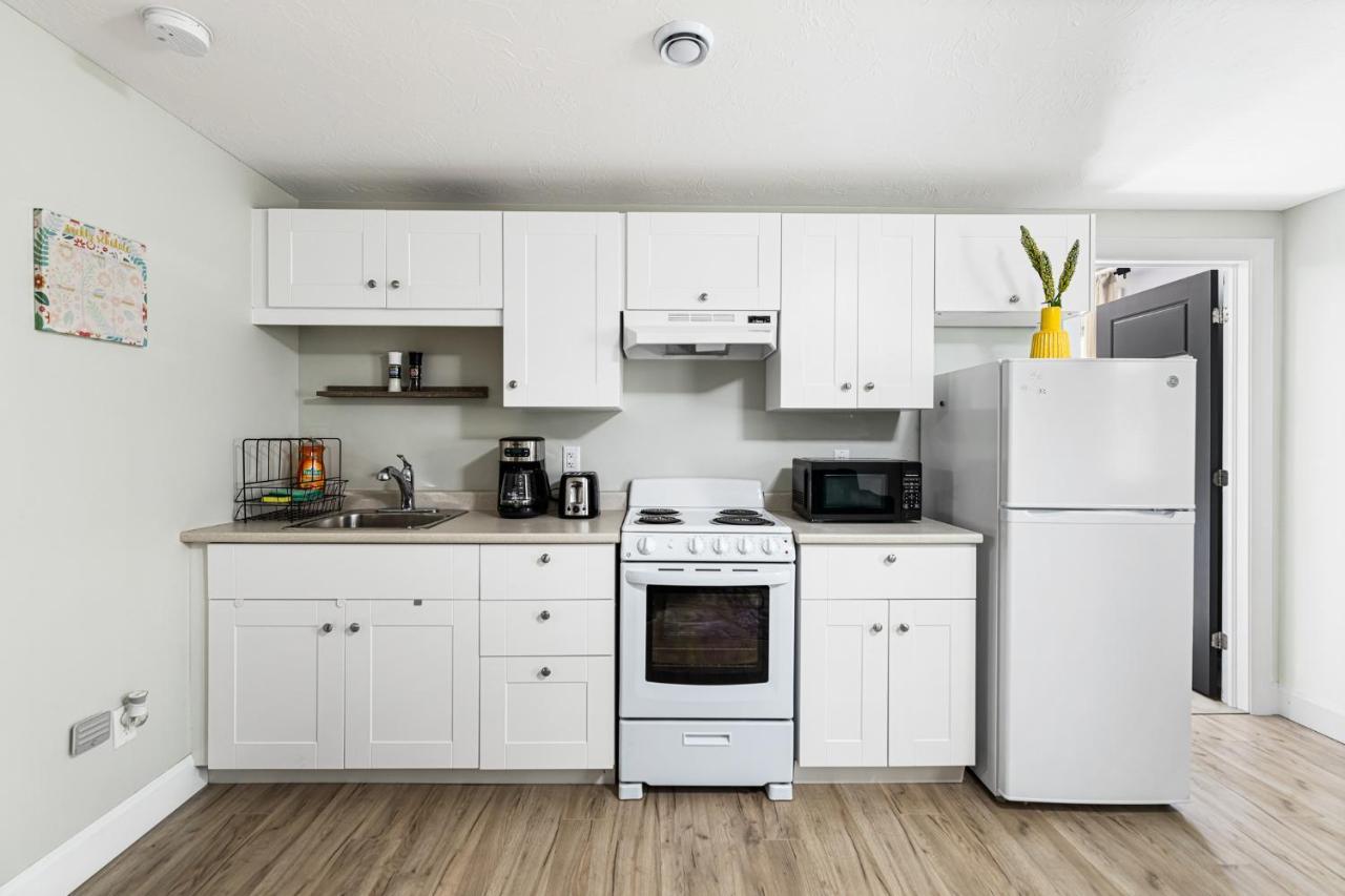 One Bedroom Apartment Moncton North ! Kültér fotó